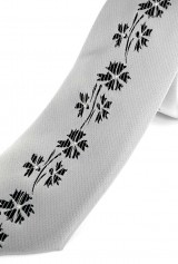 Cravata slim gri deschis cu flori negre cu gri pe mijloc